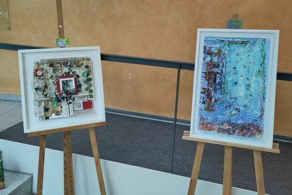 v. l. n. r: "Wandbegrnung", 2024, Assemblage & "Schne traurige Unterwasserwelt", 2024, Acryl / Mixed Media, Elv. A. Struber