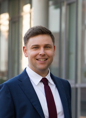 Brgermeister Fabian Egle in blauem Anzug mit dunkelroter Krawatte