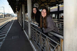 Zwei Jugendliche am Bahnhof
