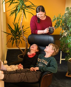 Familie macht es sich an der Heizung gemtlich