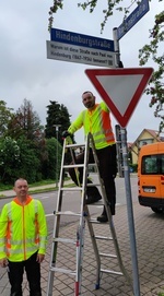 Foto v.l.n.r.: Christian Bhler und Matthias Nbling, Verbandsbauhof, montieren das Zusatzschild mit QR-Code zur "Hindenburgstrae"