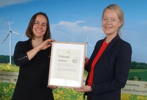 Umweltministerin Thekla Walker berreicht im Umweltministerium die Siegerurkunde des Landeswettbewerbs Auf dem Weg zur Klimaneutralitt fr Vorreiter-Kommunen aus Baden-Wrttemberg an  Denzlingens Klimaschutzmanagerin Diana Struber.