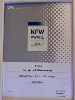 Urkunde KfW Award Leben: 1. Preis fr das Nahwrmenetz Campus Denzlingen mit Logo KfW Award auf grau weiem Hintergrund, Foto Melanie Lackner, Gemeinde Denzlingen
