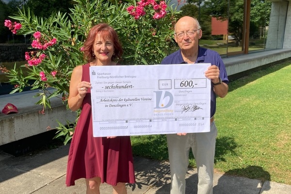 Foto: Scheck&uuml;bergabe an den AKVD, Petronella Ru&szlig;er-Gr&uuml;ning und Bernd Massem