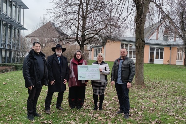 Spenden&uuml;bergabe vor dem Rathaus Denzlingen
