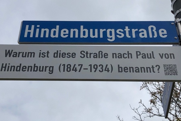 Stra&szlig;enschild "Hindenburgstra&szlig;e" mit Zusatzschild und QR-Code
