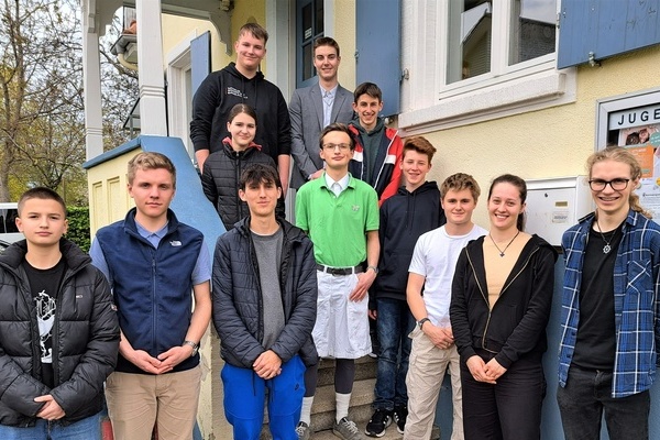 Kandidierende f&uuml;r den Denzlinger Jugendgemeinderat, v. l. n. r. von links nach rechts: J. Helmle, J. Kandziorra, D. Weniger, F. Tonojan, D. Hofstetter, P. Gence, P. Kuderer, D. Helmle, T. Druba, A. Gajic, L. Eckerle, A. H&ouml;ldin