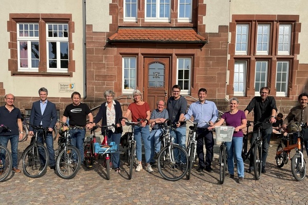 Gemeinder&auml;tinnen, Gemeinder&auml;te und B&uuml;rgermeister mit dem Fahrrad 