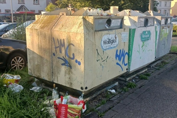 &uuml;berf&uuml;llte Glascontainer