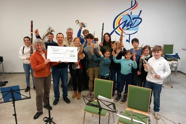 Sigrun Firgau-Mattes bei der &Uuml;bergabe der 1000-Euro-Spende der Denzlinger B&uuml;rgerstiftung. Foto: Helmut Gall, Wochenzeitung Von Haus zu Haus, 14.03.2024 