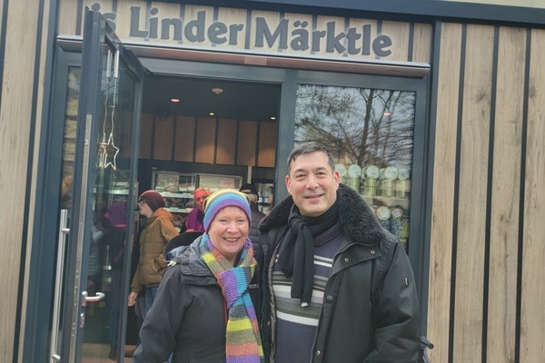 Christel Bohlen (links) und B&uuml;rgermeister Markus Hollemann (rechts) vor dem neuen Einkaufsmodul in der Alemannenstra&szlig;e 23. Foto: Gemeinde Denzlingen