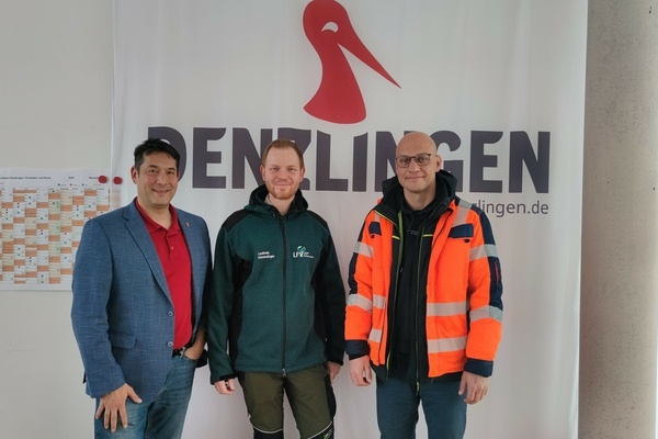 Bild: Brgermeister Markus Hollemann (l.) und Christian Klemm (kaufmnnischer Betriebsleiter Bauhof, r.) trafen den neuen Revierfrster Marco Bradatsch (Mitte) im Denzlinger Rathaus. Foto: Gemeinde Denzlingen