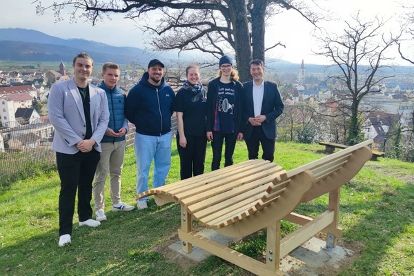 Bild 1 (oben rechts): Jugendgemeinderat (JGR) und Brgermeister bei der neuen Sonnenbank am Mauracher Berg