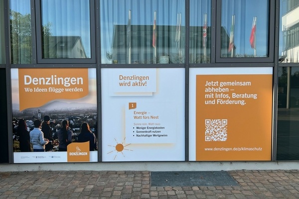 Im Rahmen der Denzlinger Klimaschutzkampagne wurden großflächige Plakate am Rathaus angebracht. Foto: Melanie Lackner, Gemeinde Denzlingen.