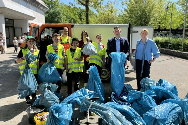 Alle Beteiligten mit dem gesammelten Mll.