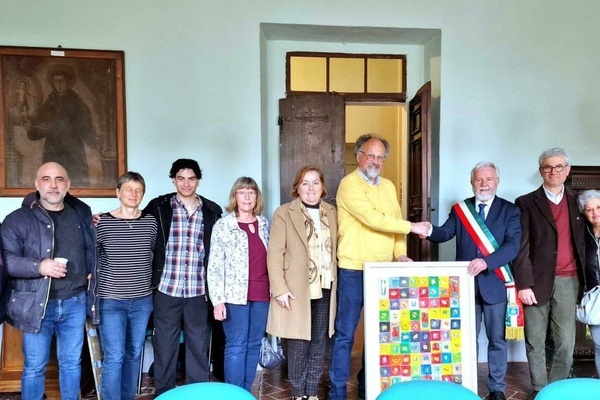 Bei der Übergabe des Gastgeschenkes durch Franz-Karl Schmatzer an Bürgermeister Fausto Risini u.a. mit Enzo de Fabrizio und weiteren Mitgliedern vom italienischen Komitee