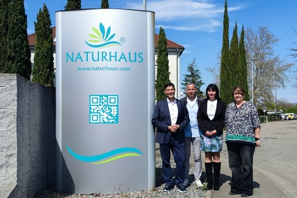Naturhaus Geschftsfhrer Markus Rdling (2. v. l.), Marketingleiterin Angelika Listau (2. v. r.) u. Assistentin d. Geschftsfhrung Mariza Winkler (r.) mit Brgermeister Markus Hollemann (l.). Foto: Gemeinde Denzlingen