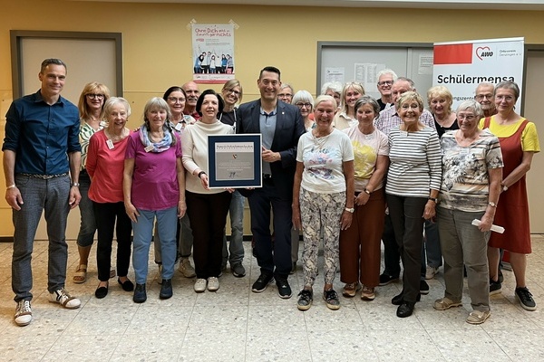 Die ehrenamtlichen Mitarbeiterinnen und Mitarbeiter des AWO-Ortsvereins Denzlingen erhalten den Denzlinger B&uuml;rgerpreis 2025. Foto: Gemeinde Denzlingen