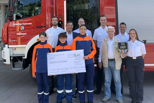 Bild: Brgermeister Markus Hollemann (2. v. l. hinten) und Spender Bernd Common (2. v. r. vorne) bei der Scheckbergabe an die Mitglieder der Jugendfeuerwehr Denzlingen. Foto: Gemeinde Denzlingen.