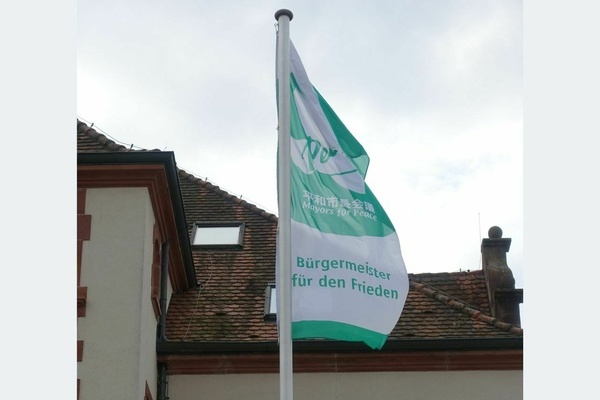  Die Flagge der Mayors for Peace weht vor dem Alten Rathaus in Denzlingen. Foto: Melanie Lackner, Gemeinde Denzlingen.