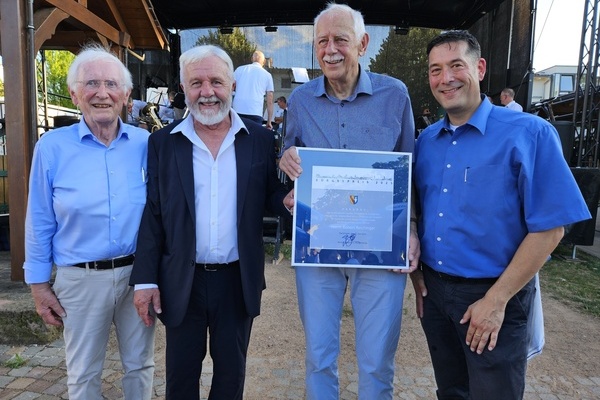  Im Rahmen der Erffnung des 2. Denzlinger WeinFests erhielt Robert Reichinger (2.v.r.) den Denzlinger Brgerpreis 2025. V.l.: Laudator Prof. D. Geuenich, F. Risini (BM Citta della Pieve), Robert Reichinger, M. Hollemann (BM Denzlingen)