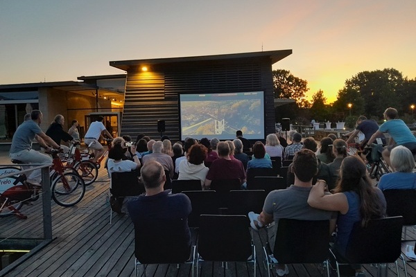 Das Publikum genießt die Präsentation des neuen Gemeindeportraits im ersten Denzlinger Fahrradkino. Foto: Gemeinde Denzlingen. Das Publikum genießt die Präsentation des neuen Gemeindeportraits im ersten Denzlinger Fahrradkino. Foto: Gemeinde Denzlingen.