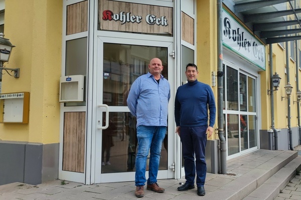 Bild: Pächter Angelo Del Toro (l.) mit Bürgermeister Markus Hollemann vor der in Sanierung befindlichen Gaststätte Kohler Eck im Herzen Denzlingen. Foto: Gemeinde Denzlingen.