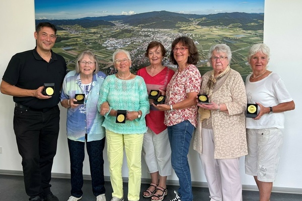Brgermeister Markusw Hollemann (links) ehrte mit einer Medaille aus St. Cyr (v.r.) Eva-Maria Seiberlich, Edeltraud Glodny, Brigitta Kaufmann, Danielle Fiedler-Rasson, Madleine Bierwirth und Dorothea Wilmsmeyer. Foto: Melanie Lackner, Gemeinde Denzlingen.