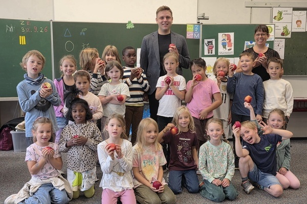 B&uuml;rgermeister Fabian Nitz zu Besuch in der Klasse 1a der Grundschule Denzlingen. Foto: Grundschule Denzlingen