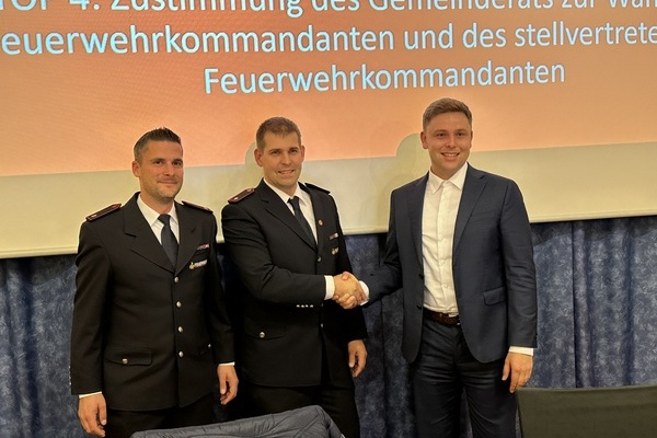 Brgermeister Fabian Nitz (rechts) gratuliert dem nun besttigten neuen Kommando der Freiwilligen Feuerwehr Denzlingen: 1. Kommandant Jens Koschella (mitte) und stv. Kommandant Marco Barnick (links). Foto: Gemeinde Denzlingen.