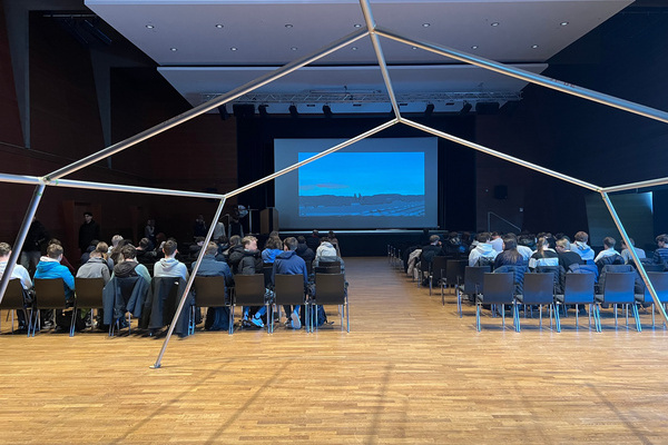 Blick in den Lothar Fischer Saal im Kultur & B&uuml;rgerhaus. Symbolisch f&uuml;r die Baracken des Internierungslagers in Gurs war f&uuml;r die Veranstaltung im Saal ein Ger&uuml;st aufgebaut. Foto: Melanie Lackner, Gemeinde Denzlingen