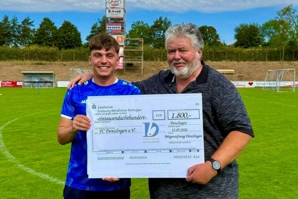 Bild: Harald Martin, Vorstandsmitglied der B&uuml;rgerstiftung (rechts) &uuml;berreicht den symbolischen Scheck &uuml;ber 1.800 Euro an Marvin Schindler, Jugendleiter des FC Denzlingen. Foto: FC Denzlingen.