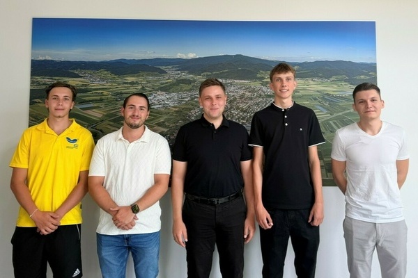 Die neuen Auszubildenden und Praktikanten des Gemeindeverwaltungsverbandes Denzlingen, V&ouml;rstetten, Reute & der Gemeinde Denzlingen mit B&uuml;rgermeister und Verbansvorsitzendem Fabian Nitz. Foto: Gemeinde Denzlingen 