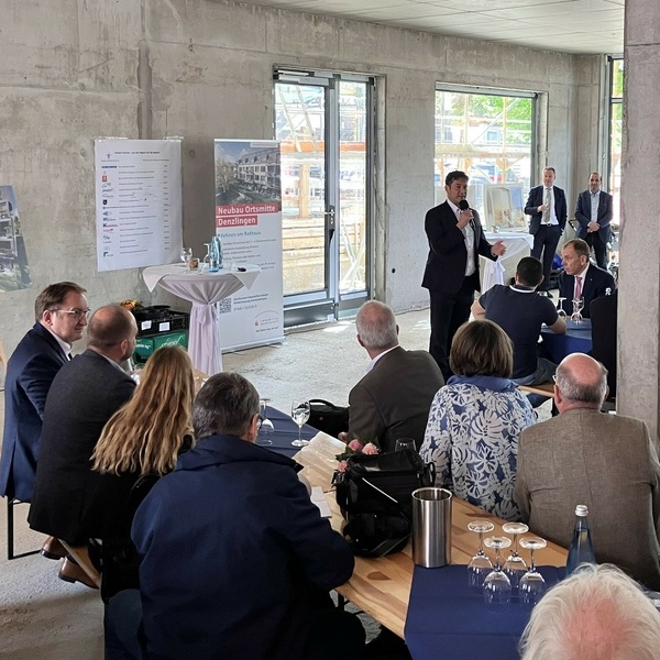 Richtfest Ergon Invest "Wohnen am Rathaus" - Brgermeister Markus Hollemann bei seiner Ansprache. Foto: Gemeinde Denzlingen
