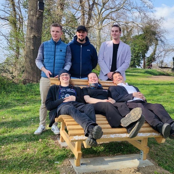  Jugendgemeinderat und Brgermeister beim Testen der neuen Sonnenbank am Mauracher Berg