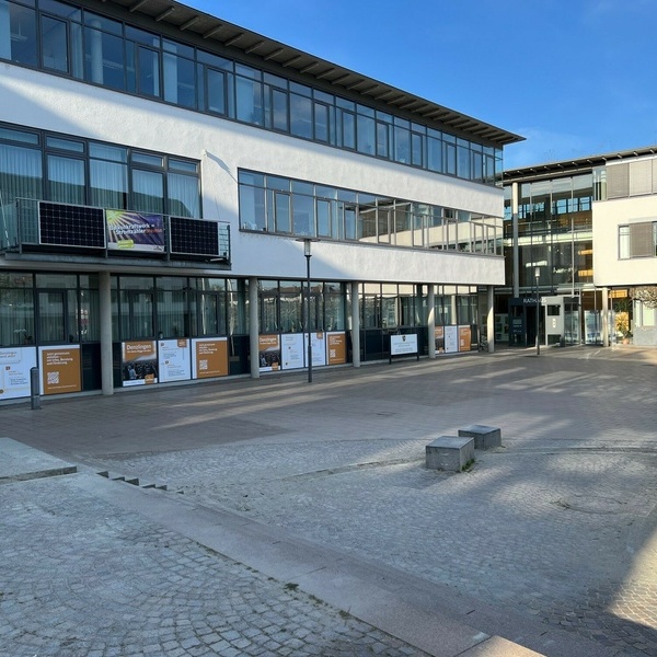 Im Rahmen der Denzlinger Klimaschutzkampagne wurden groflchige Plakate am Rathaus angebracht. Foto: Melanie Lackner, Gemeinde Denzlingen.