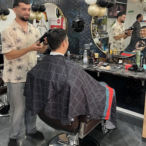 Brgermeister Markus Hollemann (sitzend) erhlt einen Haarschnitt von Amad Muhsin, Mitarbeiter im neuerffneten Mr. Amos Barber Shop. Foto: Gemeinde Denzlingen