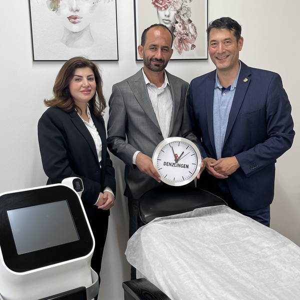 Geschftsfhrer Pejan Pirmos (mitte) und Mitarbeiterin Lina Kbisi (links) erhalten von Brgermeister Markus Hollemann (rechts) ein Willkommensgeschenk der Gemeinde Denzlingen. Foto Gemeinde Denzlingen