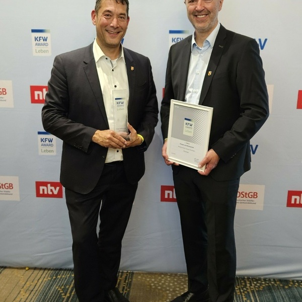 Brgermeister Markus Hollemann und Kmmerer Martin Ziegler nahmen in Berlin im Rahmen des Deutschen Kommunalkongresses den KfW Award Leben 2025 fr die Gemeinde Denzlingen entgegen. Foto: Melanie Lackner, Gemeinde Denzlingen.