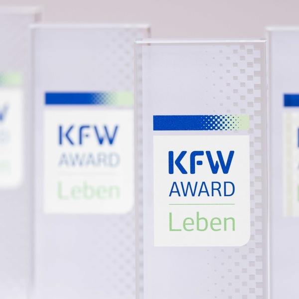 Die Trophe zum KfW Award Leben 2025. Foto: Urheber: KfW / Jonas Wresch