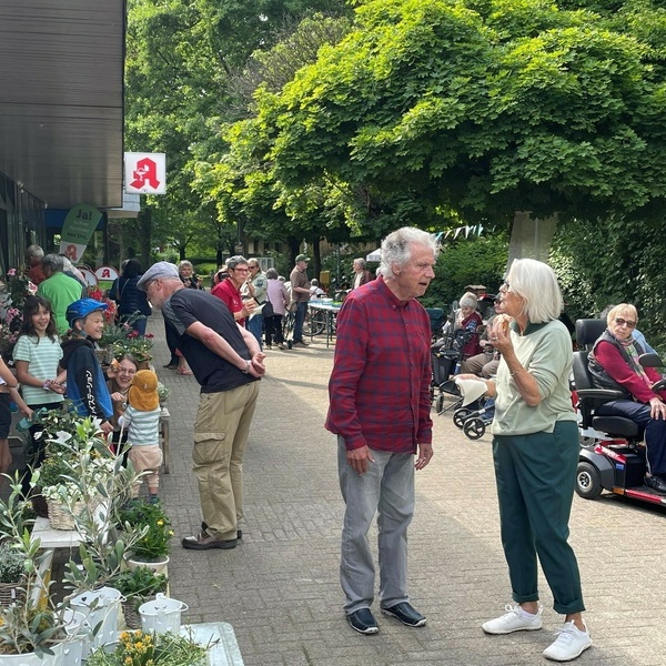 Bild: Am Tag der Nachbarschaft 2025 wurde an vielen Orten in Denzlingen gefeiert, hier im Kauftreff-Areal am Heimatweg. Foto: Gemeinde Denzlingen.