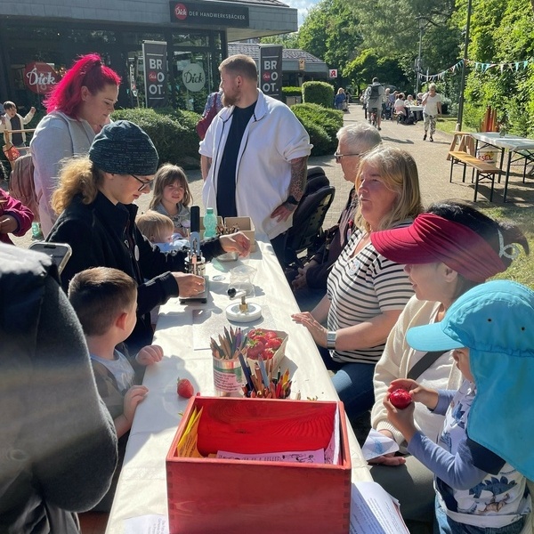 Bild: Am Tag der Nachbarschaft 2025 wurde an vielen Orten in Denzlingen gefeiert, hier im Kauftreff-Areal am Heimatweg. Foto: Gemeinde Denzlingen.