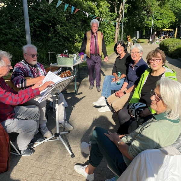 Bild: Am Tag der Nachbarschaft 2025 wurde an vielen Orten in Denzlingen gefeiert, hier im Kauftreff-Areal am Heimatweg. Foto: Gemeinde Denzlingen.