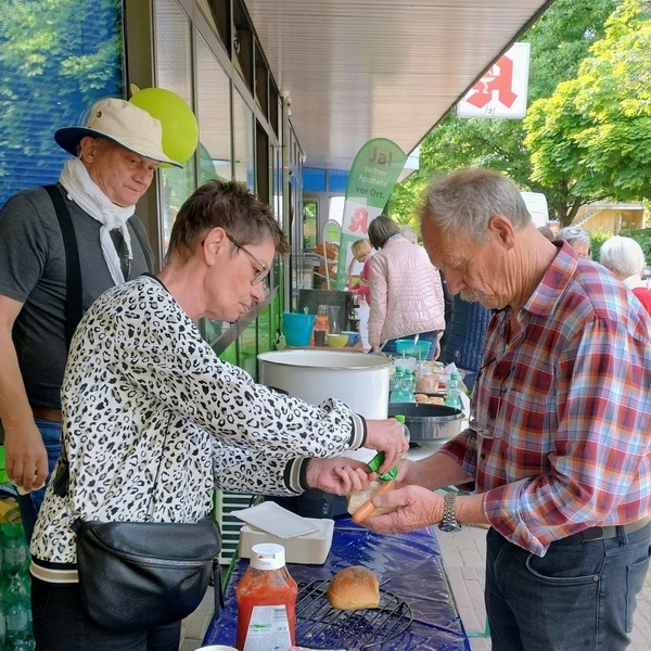 Bild: Am Tag der Nachbarschaft 2025 wurde an vielen Orten in Denzlingen gefeiert, hier im Kauftreff-Areal am Heimatweg. Foto: Gemeinde Denzlingen.