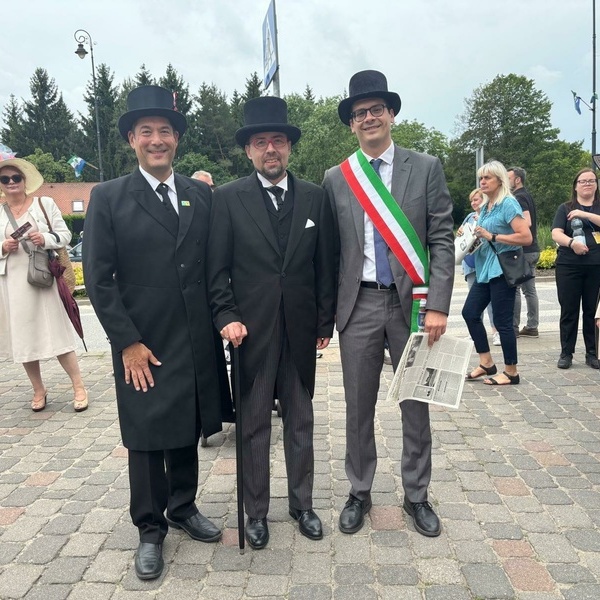 Beim Stadtfest in Konstancin-Jeziorna v.l. Markus Hollemann (Brgermeister von Denzlingen),  Micha&#322; Wi&#347;niewski (Brgermeister von KJ) und Frederico Laini (Brgermeister von Pisogne, Italien)