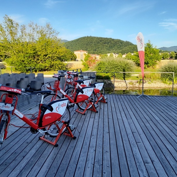 Whrend des Aufbaus fr das erste Denzlinger Fahrradkino. Frelo und Zweirad Nbling stellten die Fahrrder fr den Antrieb zur Verfgung. Foto: Gemeinde Denzlingen.