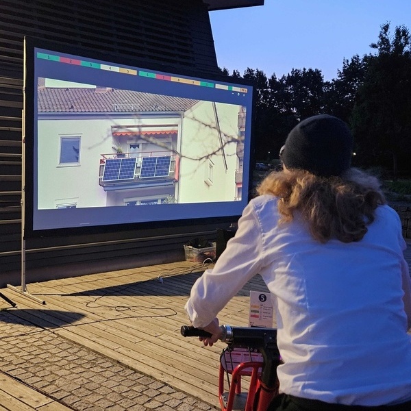 Den Strom fr das Fahrradkino erzeugen die Stramplefreudigen unter den Zuschauern und treten krftig in die Pedale. Foto: Gemeinde Denzlingen. 