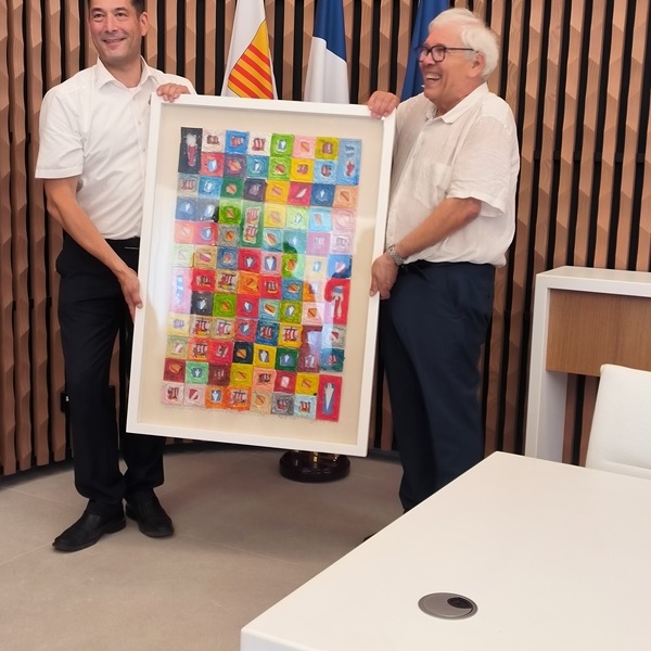 200 Jahre Saint-Cyr-sur-Mer - BM Markus Hollemann berreicht Denzlingens Geschenk an BM Philippe Barthlemy. Das Bild ist ein Werk des Denzlinger Knstlers Joachim Walz. Foto: Gemeinde Denzlingen.