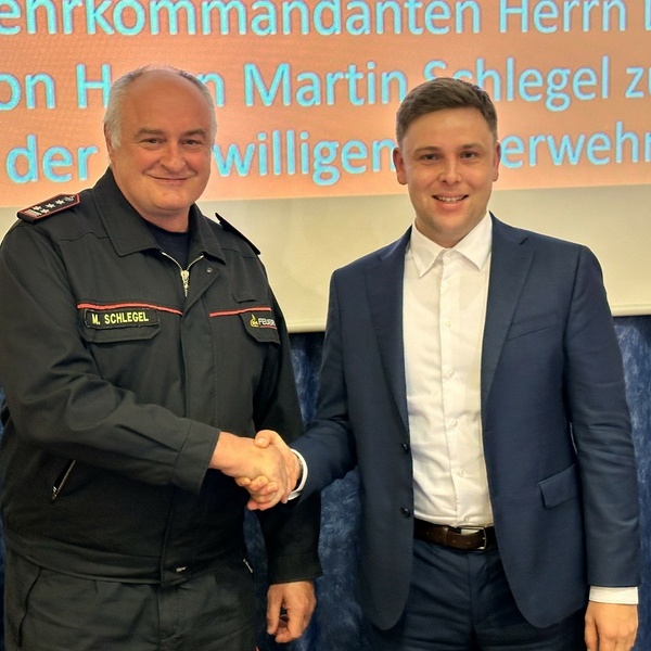 Brgermeister Fabian Nitz (rechts) gratuliert Martin Schlegel (links), der zum Ehrenkommandanten der Freiwilligen Feuerwehr Denzlingen ernannt wurde. Foto: Gemeinde Denzlingen.