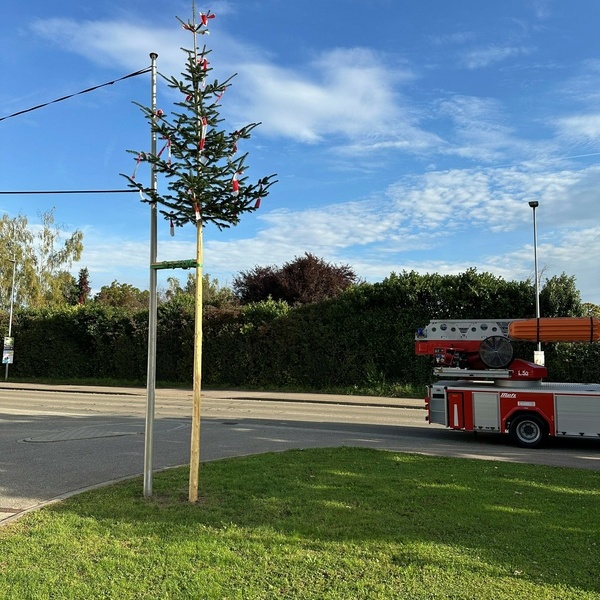 Zur Wahl des neuen Kommandos schenkte die Gemeindeverwaltung Denzlingen der Feuerwehr eine stattliche Kommandantentanne. Foto: Freiwillige Feuerwehr Denzlingen.